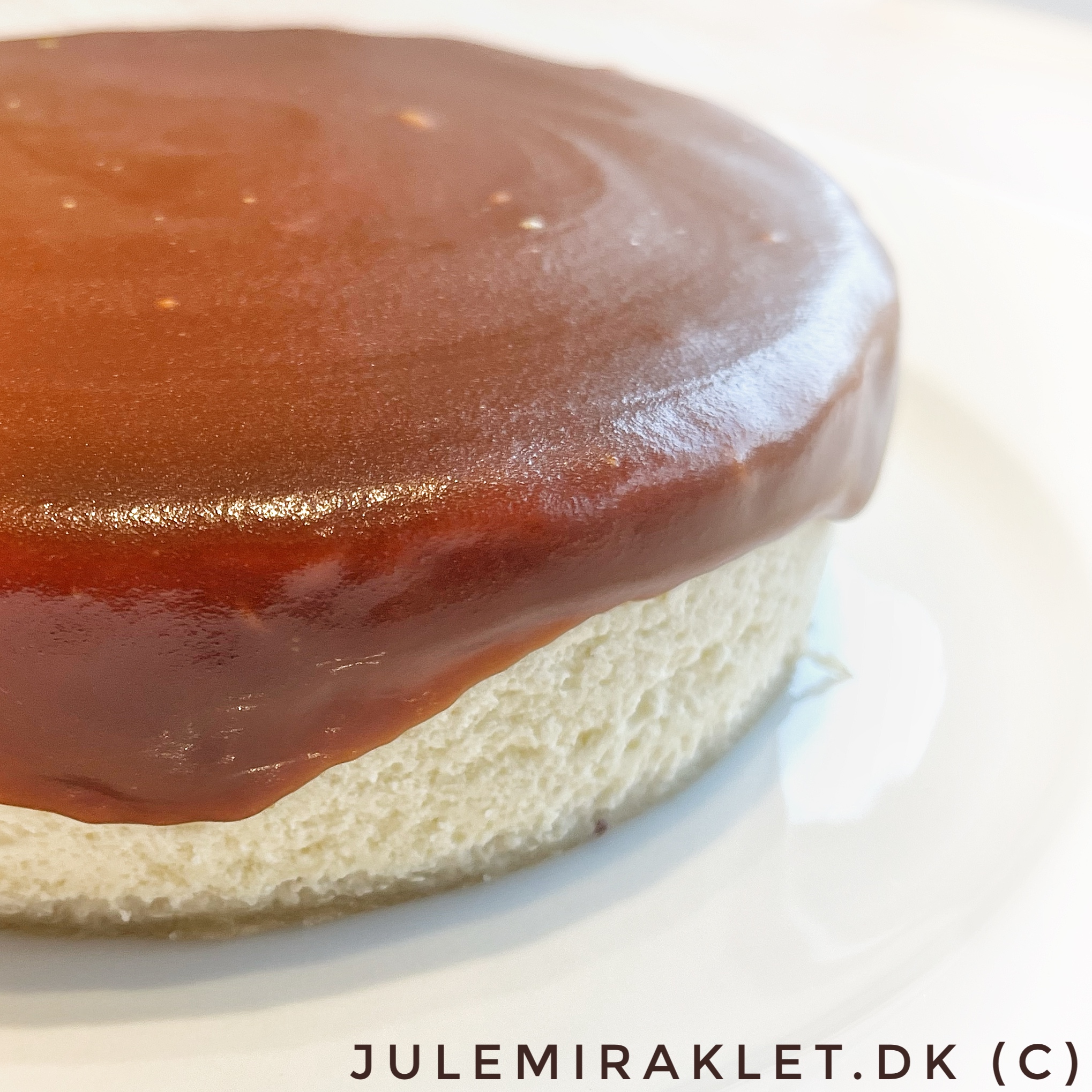 Æblemoussekage med smørkaramel